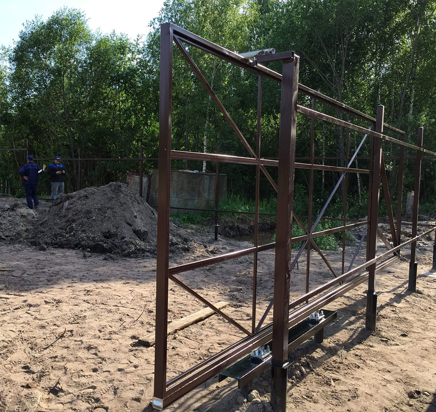 Варианты ворот на винтовых сваях в Новосибирской области